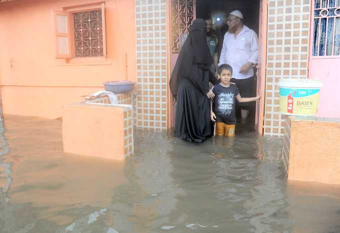 వరద నీటిలో జనం కష్టాలు