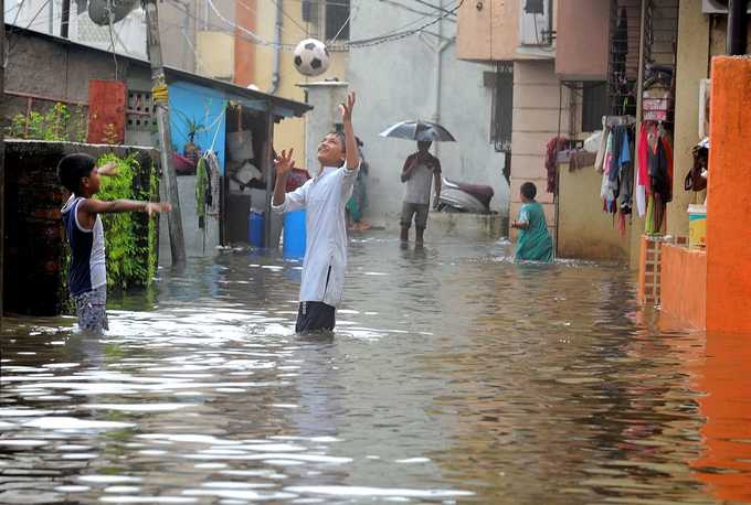 వరద నీటిలోనే  చిన్నారుల ఆటలు..