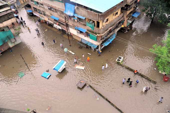 వరద నీటిలో ముంబైకర్ల కష్టాలు