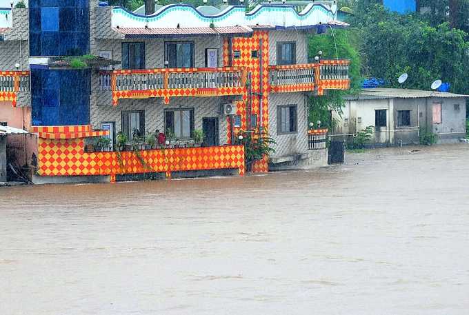 రోడ్లన్నీ జలమయం..