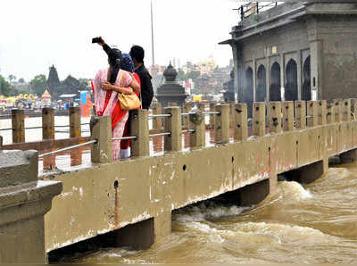 ‘सेल्फी’श पर्यटकांना आवरा