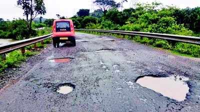 ಹುಲಿಕಲ್‌ ಘಾಟಿ ರಸ್ತೆಯಲ್ಲಿ ಹೊಂಡ ಗುಂಡಿ: ಪ್ರಯಾಸದ ಪ್ರಯಾಣ