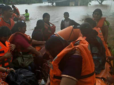 महालक्ष्मी एक्सप्रेस: बाहर बढ़ता नदी का पानी और अंदर सांप, यूं कटे 15 घंटे