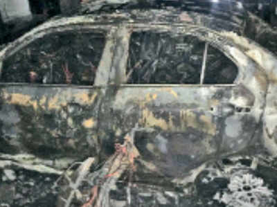 सोसायटी में आग, 50 लोग फंसे, 3 कार सहित 17 वाहन जले