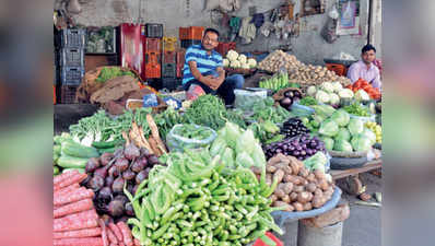 सावन में सब्जियों में लगी आग, दाल बनाकर चल रहा