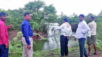 ಒಡೆದ ಕಾಲುವೆ ಸ್ಥಳಕ್ಕೆ ಅಧಿಕಾರಿಗಳ ಭೇಟಿ 
2 ಸಾವಿರ ಎಕರೆ ಬೆಳೆ ಹಾನಿ