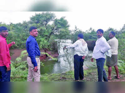 ಒಡೆದ ಕಾಲುವೆ ಸ್ಥಳಕ್ಕೆ ಅಧಿಕಾರಿಗಳ ಭೇಟಿ 
2 ಸಾವಿರ ಎಕರೆ ಬೆಳೆ ಹಾನಿ