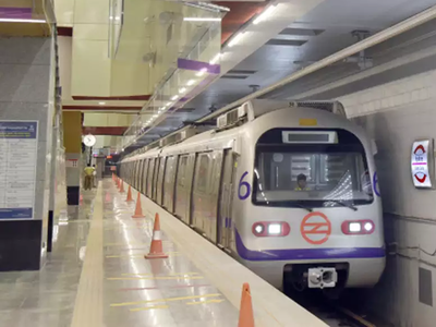 दिल्ली मेट्रो में अंतरंग हो रहे जोड़े का विडियो सीसीटीवी से रिकॉर्ड कर पॉर्न साइट पर डाला, FIR