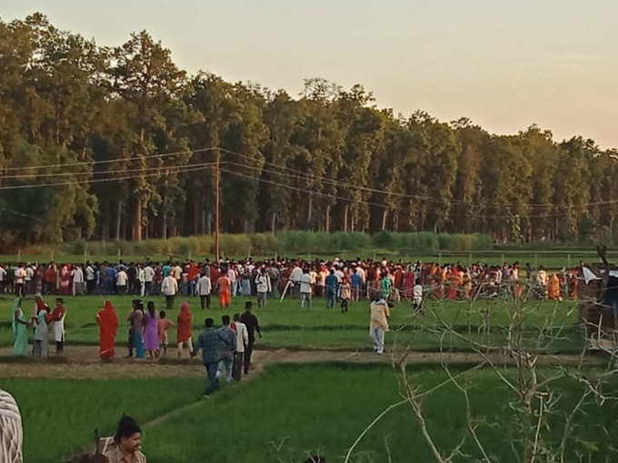 मौके पर जुटी ग्रामीणों की भीड़