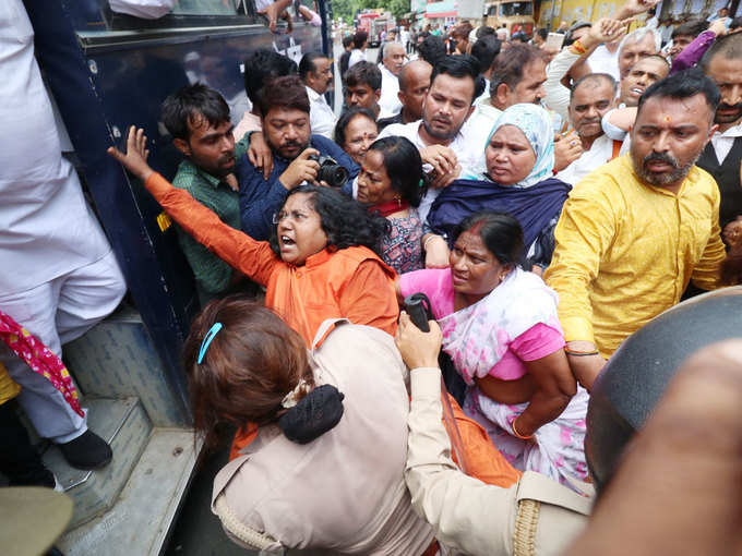 बीजेपी के प्रदेश कार्यालय के बाहर कांग्रेसियों का प्रदर्शन