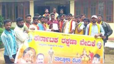 ಎಲ್ಲ ಹಂತದ ರಸ್ತೆಗಳನ್ನು ಅಭಿವೃದ್ದಿಪಡಿಸುವಂತೆ ಆಗ್ರಹಿಸಿ ಪ್ರತಿಭಟನೆ