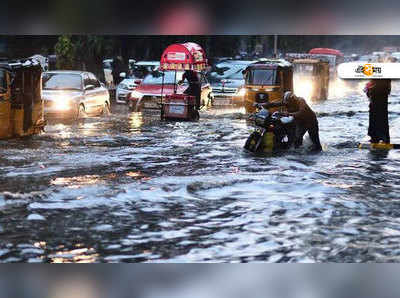 প্রবল বৃষ্টিতে থমকে শ্রীনগরের স্বাভাবিক জনজীবন