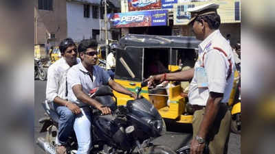 Helmet அபராதம் விதித்த போலீசாரை வித்தியாசமாக பழிக்கு பழி வாங்கிய மின் வாரிய ஊழியர்...!