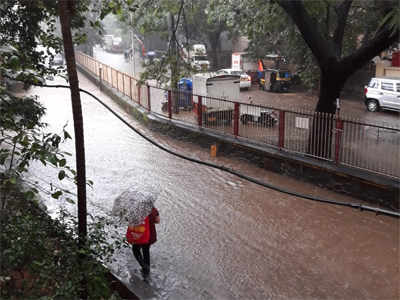 ठाण्यात मुसळधार,पालिका शाळांना सुट्टी जाहीर