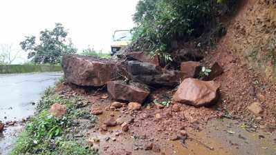 ಚಿಕ್ಕಮಗಳೂರಿನಲ್ಲಿ ಭಾರಿ ಮಳೆ, ಗುಡ್ಡ ಕುಸಿತ