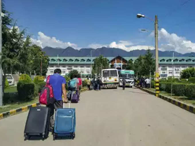जम्मू-कश्मीर से निकलते पर्यटक