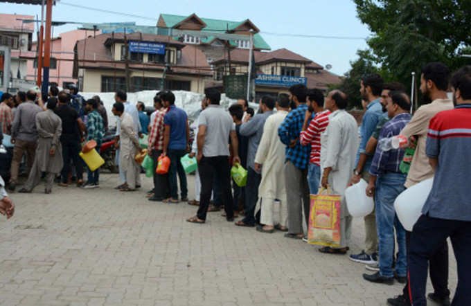 पेट्रोल पंप के बाहर लंबी कतारें