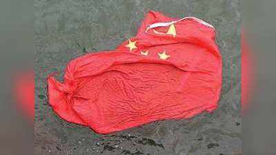 हॉन्ग कॉन्गः पुलिस से भिड़ंत के बाद प्रदर्शकारियों ने हार्बर में फेंका चीनी झंडा