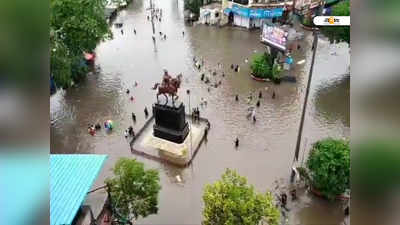 বৃষ্টিতে জলবন্দি বাণিজ্যনগরী মুম্বই, বিপর্যস্ত রেল পরিষেবা