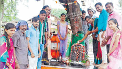 ನಾಗರಕಟ್ಟೆಯಲ್ಲಿ ಭಕ್ತರ ದಂಡು, ವಿಶೇಷ ಪೂಜೆ