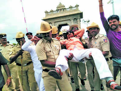 ಕೆಆರ್‌ಎಸ್‌ನಿಂದ ತಮಿಳುನಾಡಿಗೆ ನೀರು: ವಾಟಾಳ್‌ ಪ್ರತಿಭಟನೆ