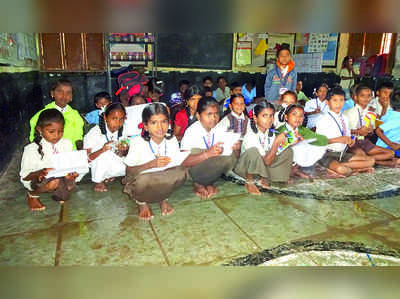 ಒದ್ದೆಯಾಗಿಯೇ ಓದಿದ ವಿದ್ಯಾರ್ಥಿಗಳು