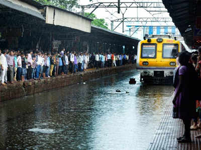 रखडलेल्या लोकलमध्ये  त्यांनी काढले  १० तास!