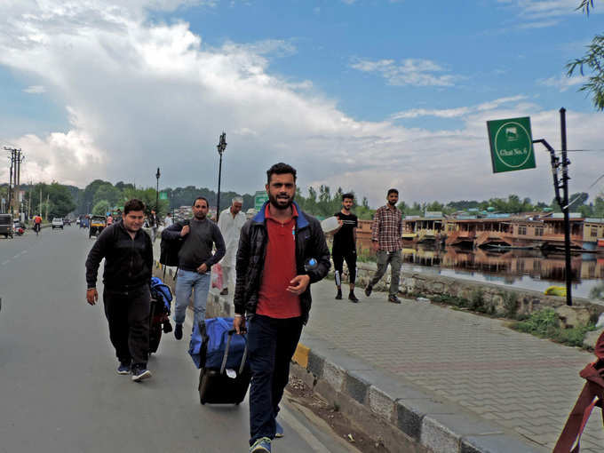 कश्मीर से निकले पर्यटक