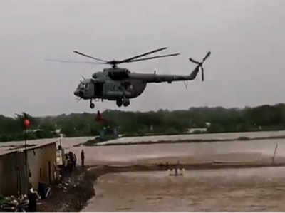 गुजरात बारिश: गांव में फंसे 13 लोगों को एयर फोर्स के हेलिकॉप्टरों ने बचाया
