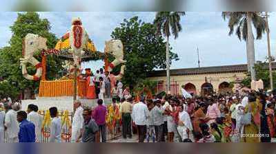 श्री सिद्धरामेश्वरांच्यायोग समाधीवर सजावट