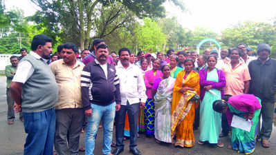 ಭೂ ಅನ್ಯಕ್ರಾಂತ ನಿರ್ಬಂಧ ವಿರೋಧಿಸಿ ರೈತರ ಧರಣಿ