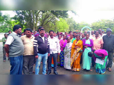 ಭೂ ಅನ್ಯಕ್ರಾಂತ ನಿರ್ಬಂಧ ವಿರೋಧಿಸಿ ರೈತರ ಧರಣಿ