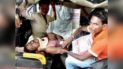 लखनऊः बदइंतजामी के बाद बदहाल सड़कों ने दोगुना किया दर्द, ई-रिक्शा में अस्पताल पहुंचा मरीज