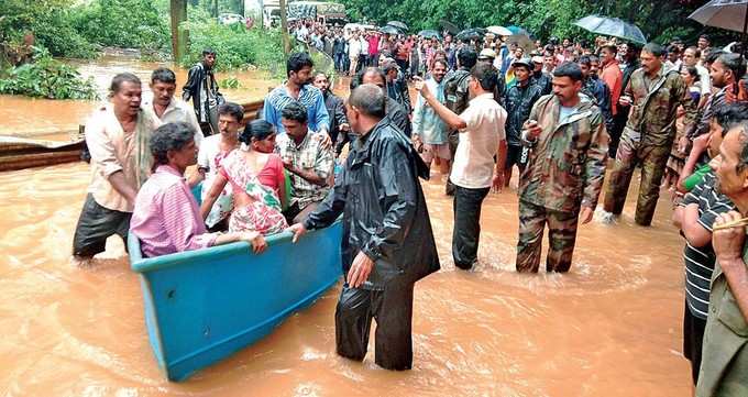 ಕುಮಟಾದ ಬಳಿ ಚಂಡಿಕಾ ನದಿ ತುಂಬಿ ಹರಿದಿದ್ದರಿಂದ ಅಲ್ಲಿಯೇ ಸಿಲುಕಿಕೊಂಡಿದ್ದ ದೂರದ ಊರುಗಳ ಪ್ರಯಾಣಿಕರನ್ನು ಸ್ಥಳೀಯರು ದೋಣಿಯ ಮೂಲಕ ಆಚೆ ದಡಕ್ಕೆ ಸಾಗಿಸಿದರು.