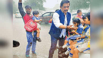 भोजपुरी ऐक्टर रवि किशन ने भारी बारिश में रोते हुए बच्चों को संभाला