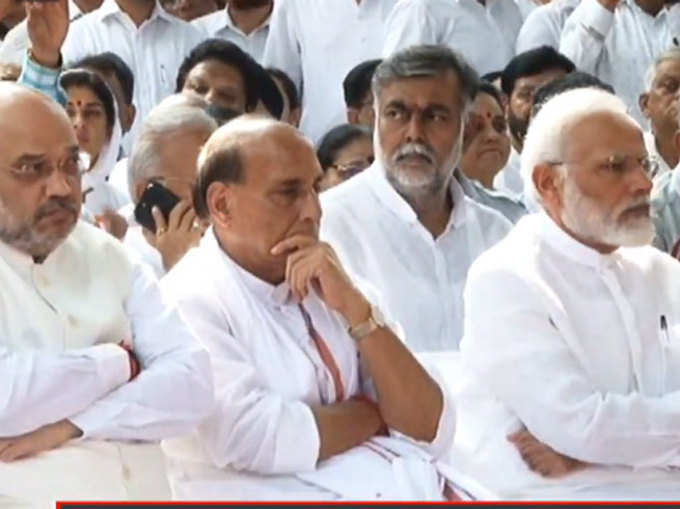 सुषमा स्वराज के अंतिम संस्कार में शामिल होने पहुंची पीएम मोदी, बीजेपी अध्यक्ष अमित शाह और केंद्र सरकार के कई मंत्री। शरद यादव समेत कई विपक्षी पार्टियों के नेता भी मौजूद।