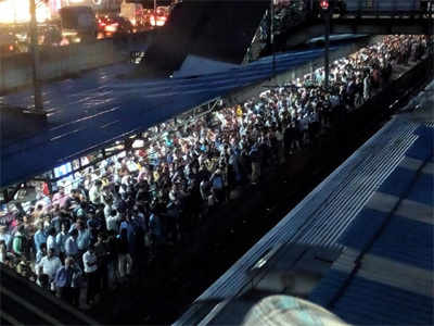 पश्चिम रेल्वेची वाहतूक सुरू; स्टेशनांवर प्रवाशांची प्रचंड गर्दी