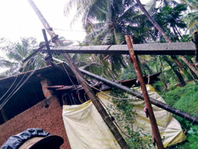 21 ವಿದ್ಯುತ್‌ ಕಂಬ, 3 ವಿದ್ಯುತ್‌ ಪರಿವರ್ತಕಕ್ಕೆ ಹಾನಿ