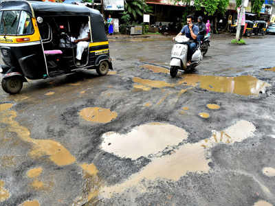 ‘स्मार्ट सिटी’ खड्ड्यात,रस्ता दुरुस्तीच्या नावाने बोंबाबोंब