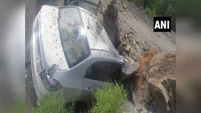 शिमलाः भूस्खलन के बाद खड़ी कार पर गिरा पत्थर का बड़ा टुकड़ा, उड़े परखच्चे
