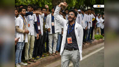 বুকে ব্যাজ লাগিয়ে NMC-র প্রতিবাদে সরব শহরের চিকিৎসকেরা