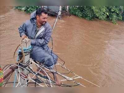 ಜೀವದ ಹಂಗು ತೊರೆದು ಪ್ರವಾಹದ ನಡುವೆಯೇ ವಿದ್ಯತ್ ತಂತಿ ದುರಸ್ತಿ ಮಾಡುತ್ತಿರುವ ಸಿಬ್ಬಂದಿ