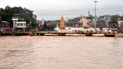 मंदिरे अद्यापही अर्धी पाण्यात