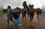 तस्वीरें: बारिश से बेहाल जिंदगी, बाढ़ में डूबे केरल- महाराष्ट्र