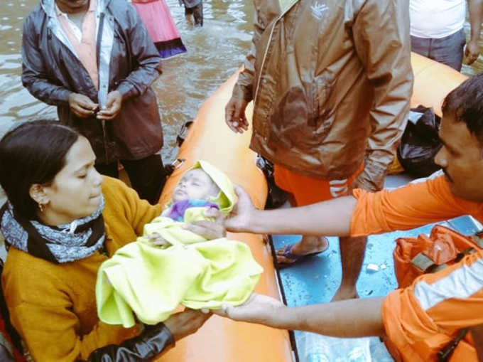 बाढ़ में फंसे बच्चों गर्भवती महिलाओं को बचाया गया