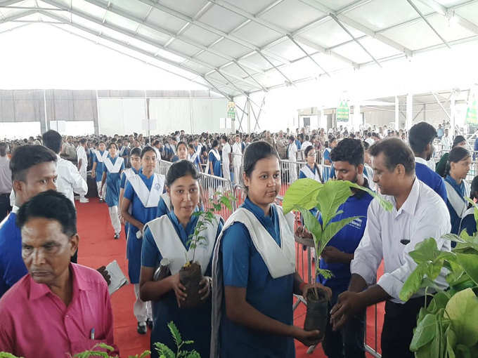 पौधे लेती स्कूली छात्राएं