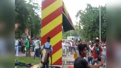 पश्चिम बंगाल: मोहन बागान फैन्स ने तोड़ा ईस्ट बंगाल क्लब का गेट