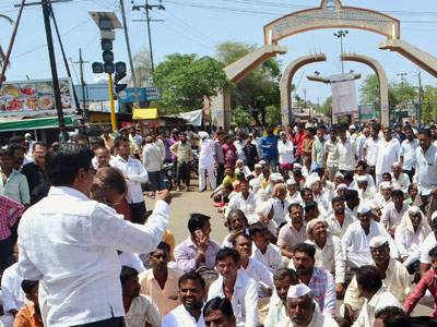 खराब रस्त्यामुळे  शेतकऱ्यांचे आंदोलन