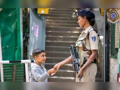 কাশ্মীরে মহিলা জওয়ানের সঙ্গে হাসিমুখে হাত মেলাচ্ছে একরত্তি, ভাইরাল ছবি