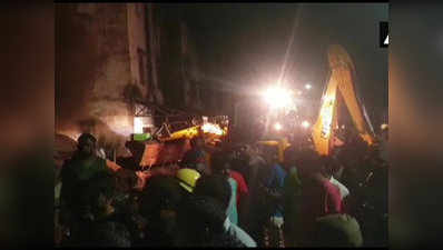 गुजरात: भारी बारिश से नाडियाड में तीन मंजिला इमारत गिरी, बच्ची समेत 4 की मौत